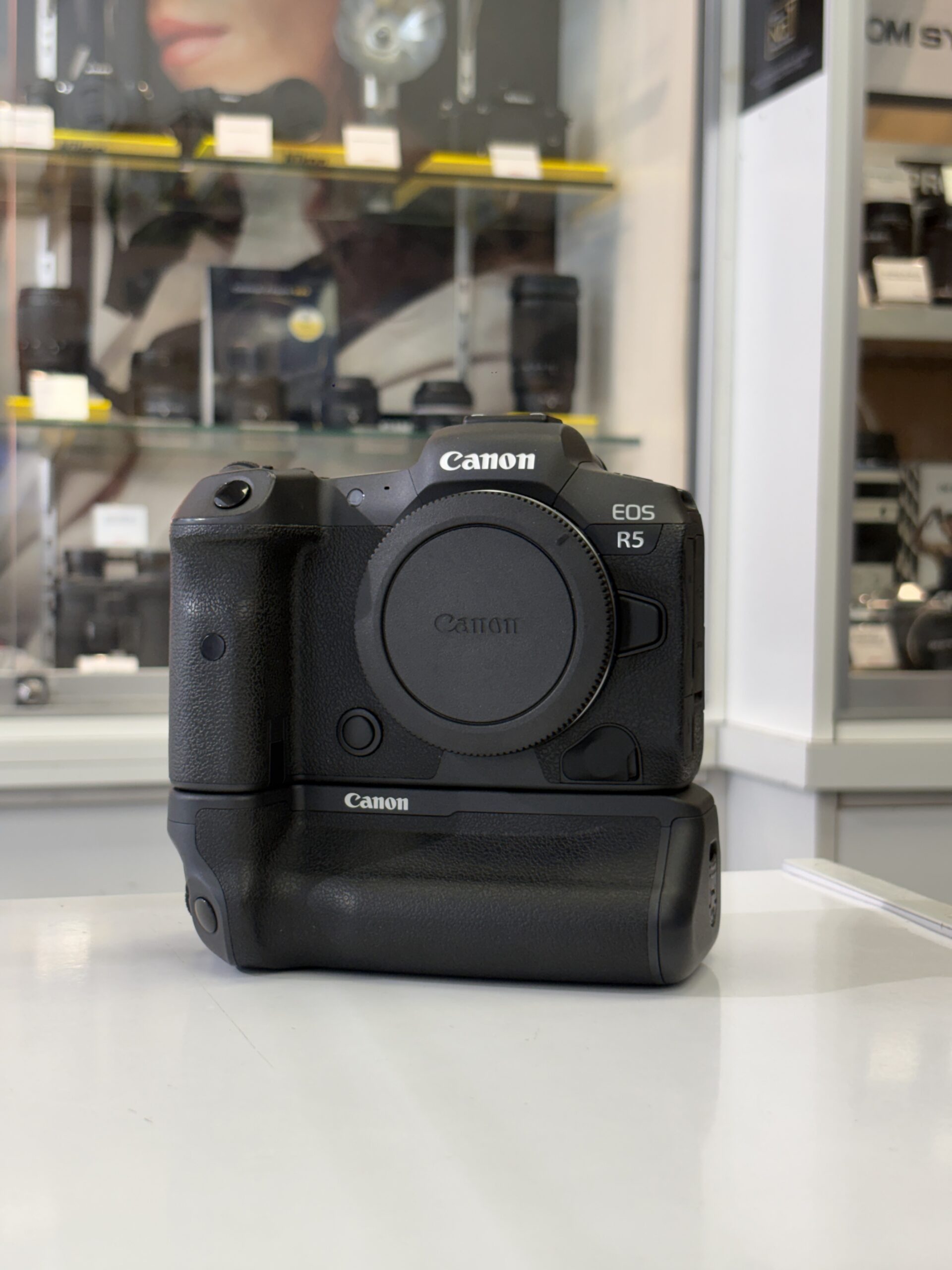 Canon EOS R5 + BG-R10 (26305)